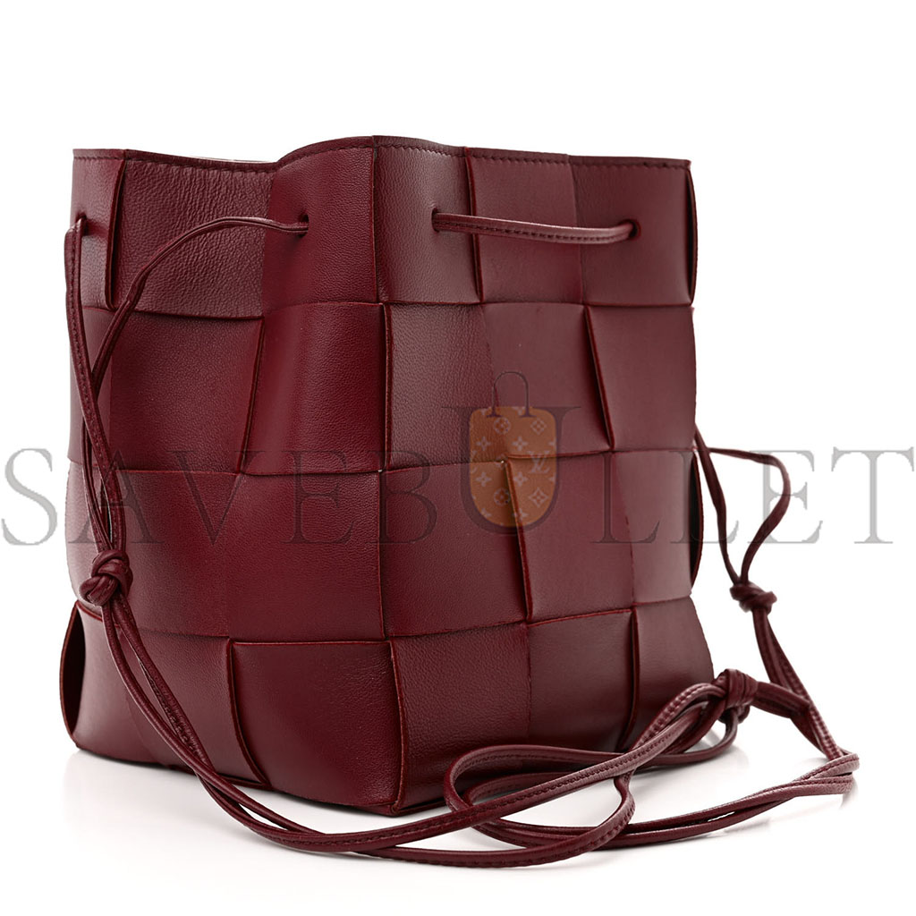 BOTTEGA VENETA NAPPA MAXI INTRECCIATO SMALL CASSETTE BUCKET BAG BORDEAUX (18*14*13cm)